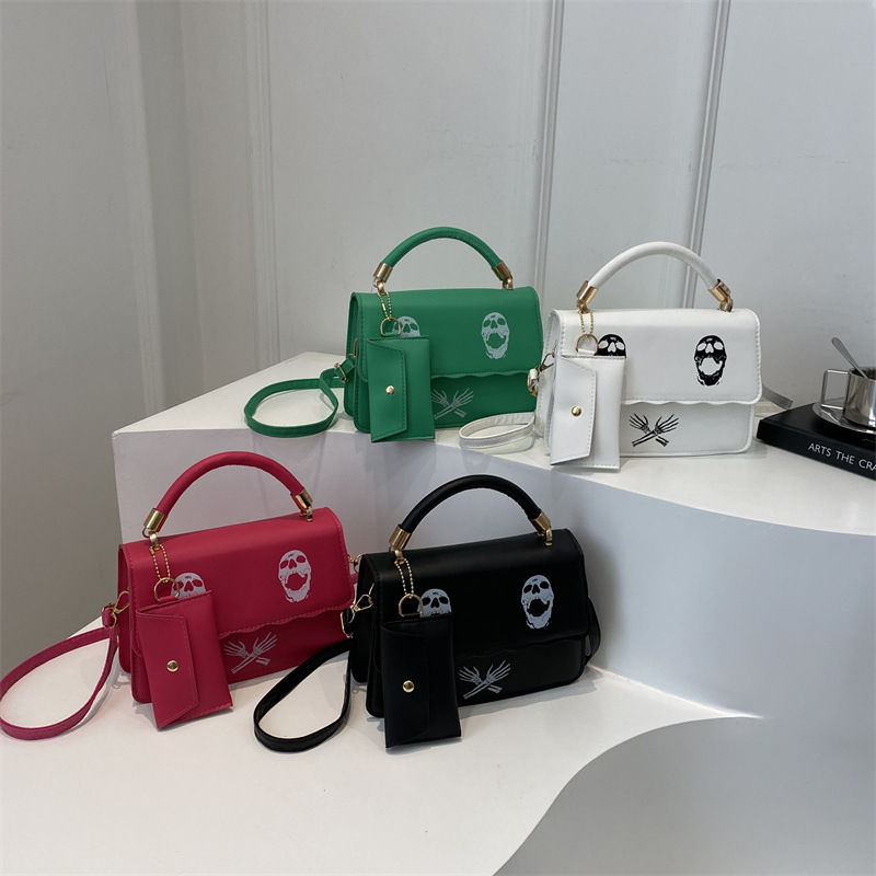 Bolso de hombro casual para mujer 2024 nuevo bolso cuadrado pequeño portátil de moda de moda bolso de mensajero con estampado de calavera de personalidad popular