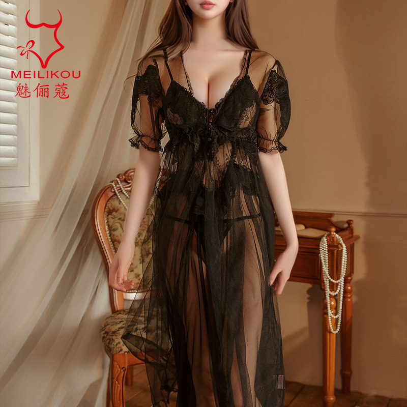 멜빵이 달린 블랙 스커트 + 블랙 코트