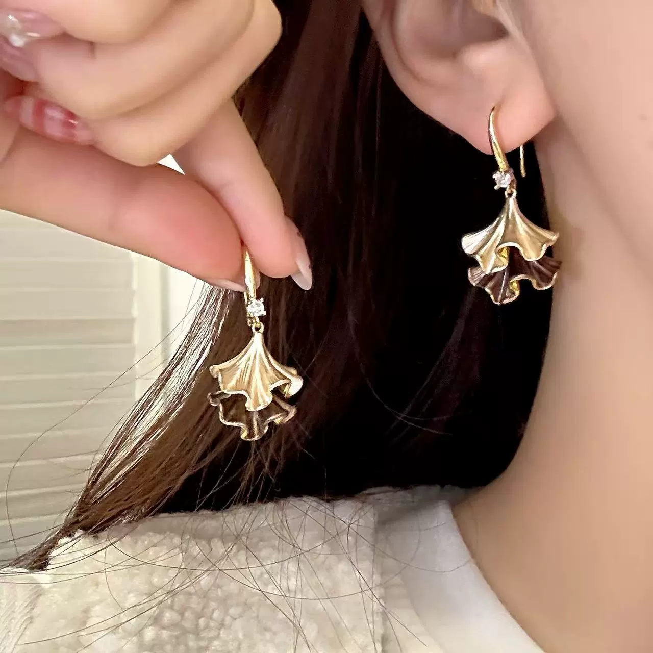 精品秋冬新款微流苏耳钩女小众高级感轻奢银杏耳环中古精致耳饰品