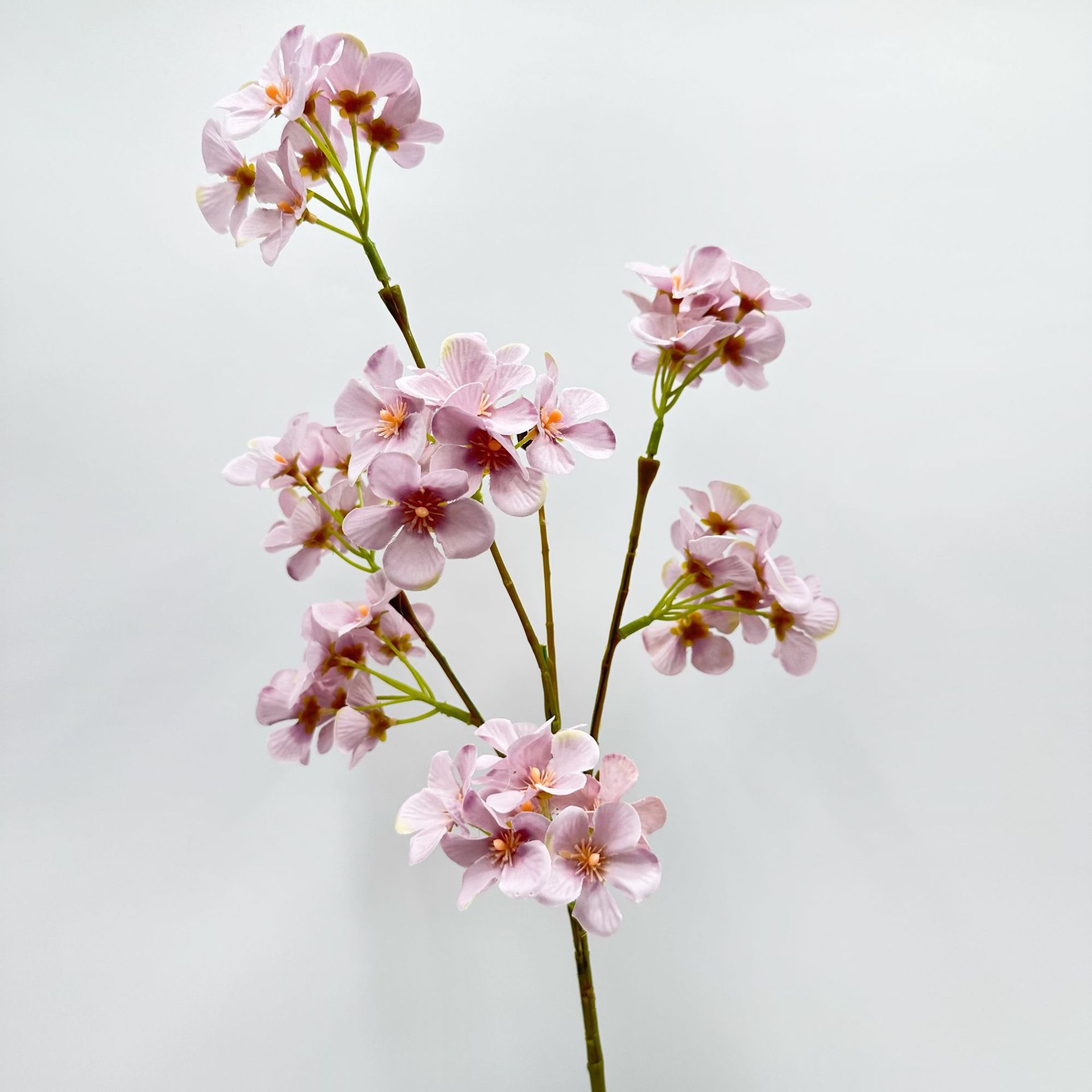 Arreglo floral de mesa con flores de seda Sakura, ramas de flores artificiales, flores artificiales de flor de durazno, decoración de escena con flores artificiales.