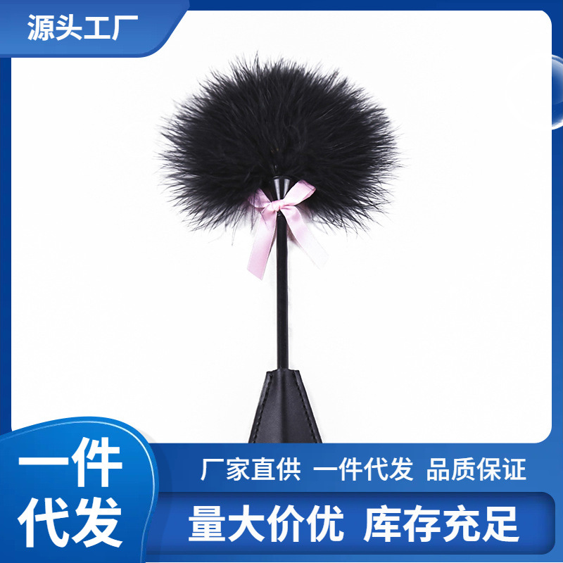 工厂批发SM情趣用品挑逗玩具黑色羽毛拍子打屁股手拍粉色蝴蝶结