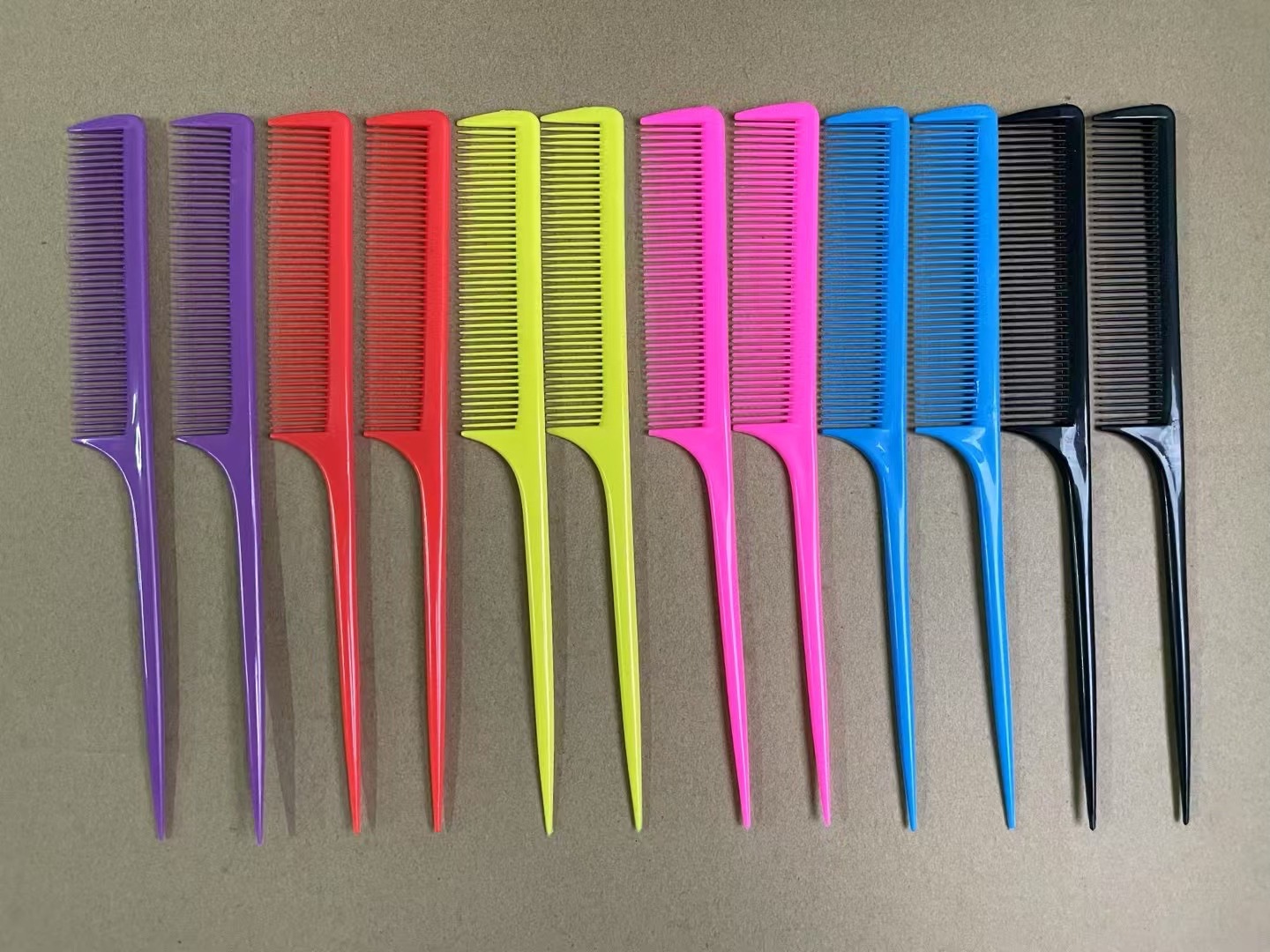 Красочная расческа с заостренным хвостом