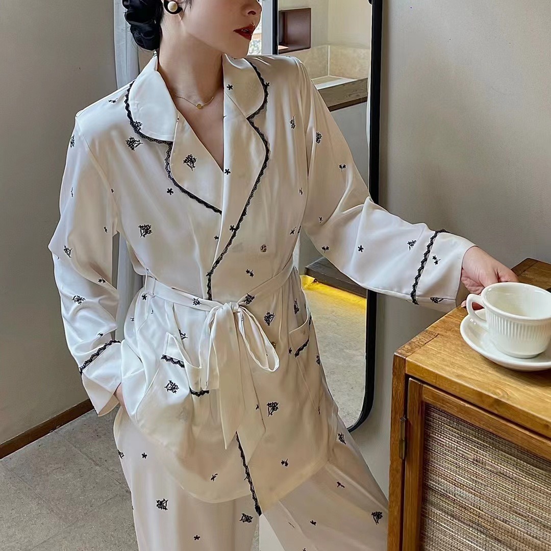 흰색 배경에 작은 검은 꽃