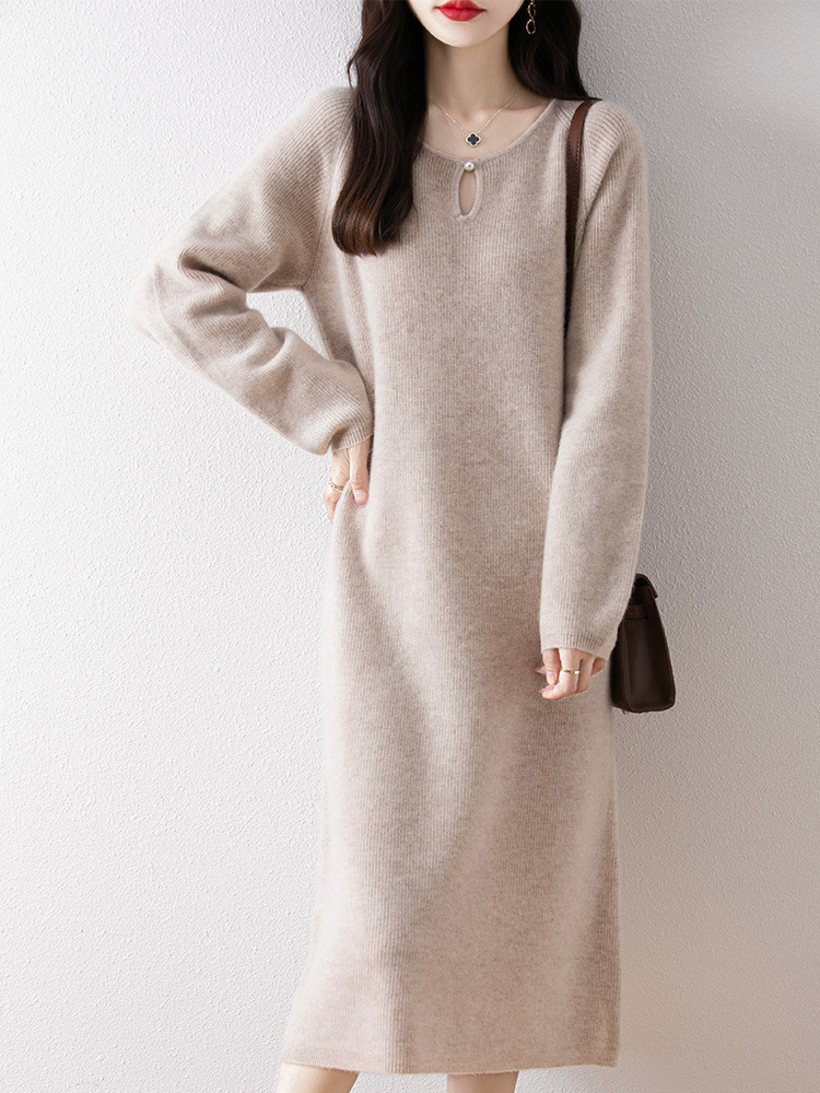 純粋なウールのワンピースの女性のゆったりした怠惰なファッションは膝の長いスカートの24秋冬の新型のデザイン感のニットのセーターのスカートを越えます。
