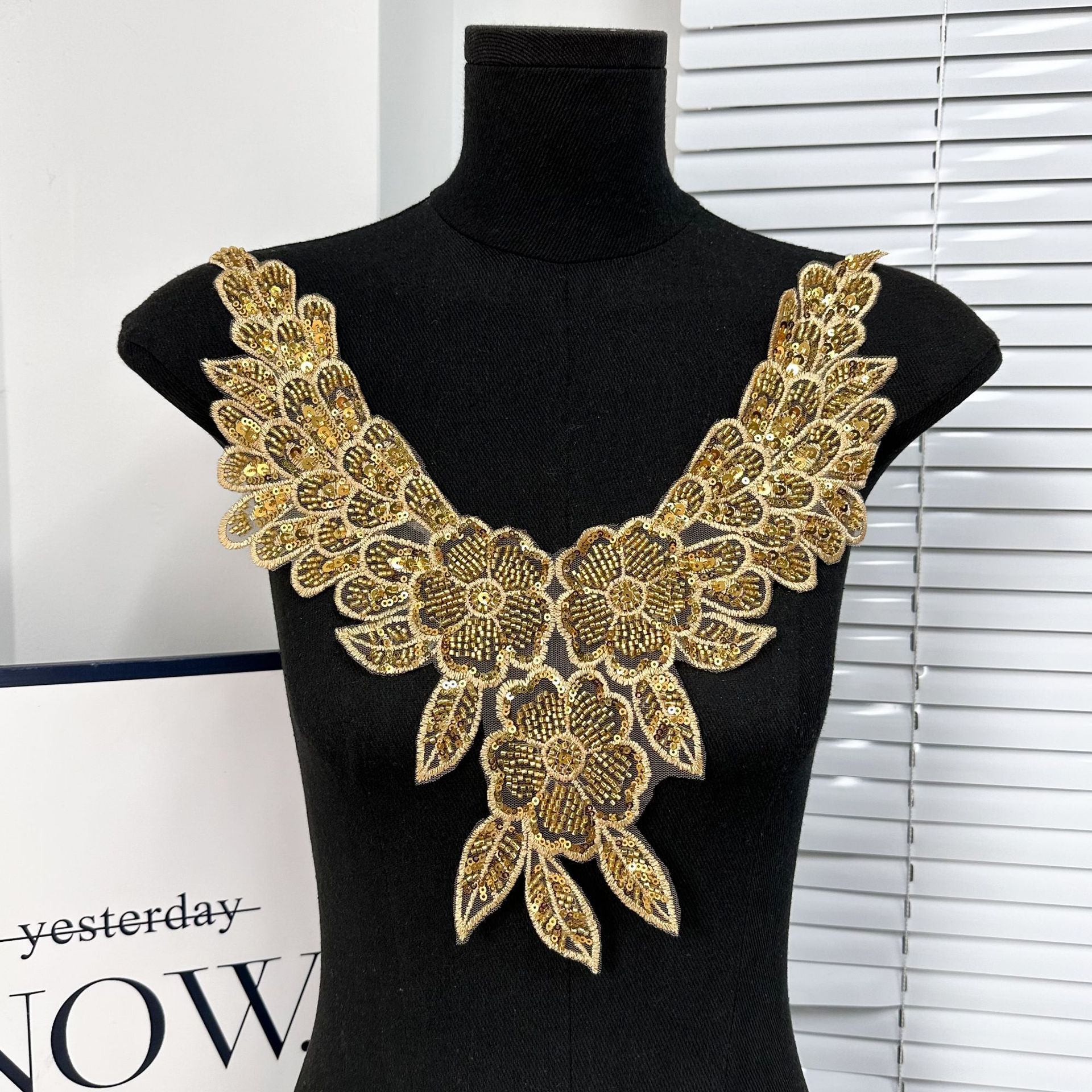 Accesorios de flores de collar de oro de industria pesada transfronteriza hecha a mano perlas de clavado vestido vestido vestido de rendimiento material de decoración de pedidos de entrega image 1