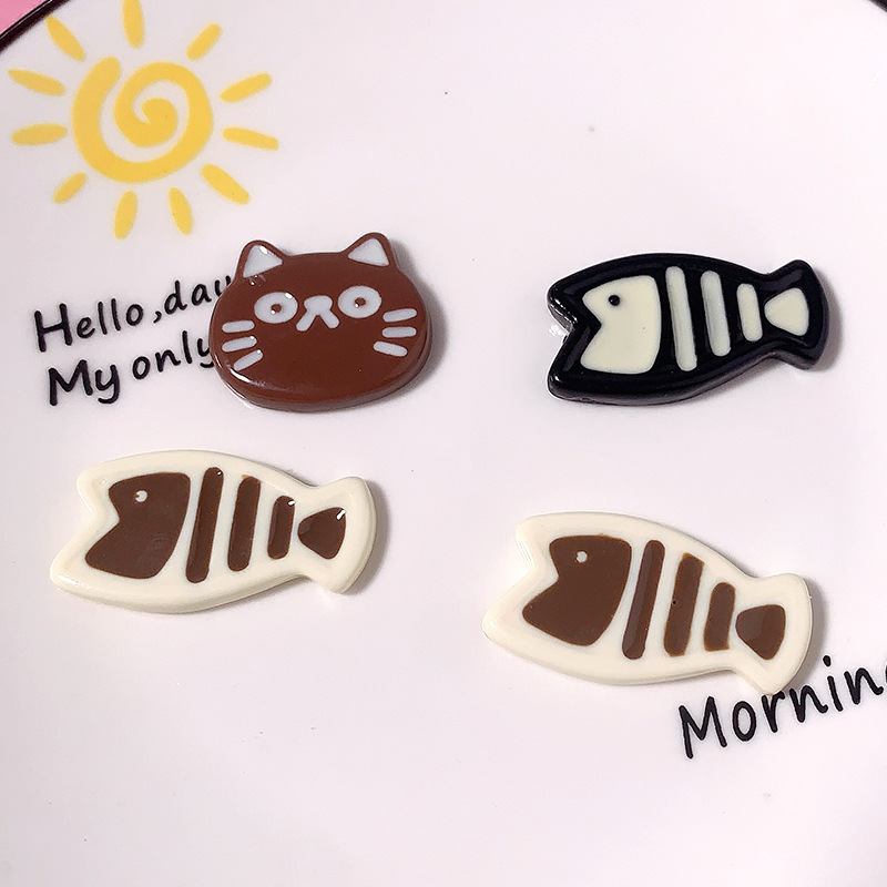 Nuevo gatito comer huesos de pescado dibujos animados accesorios de resina diy pinzas de cabello accesorios para el cabello llaverillos agujeros zapatos agujeros parches de caso de teléfono móvil