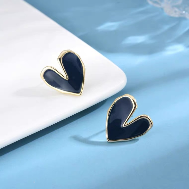 Vintage Solid Color Dripping Oil Heart-shaped Metal Earrings Wholesale display picture 4