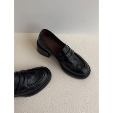 �F؛~�͹ňA�^ͨ�ژ���Ь��ڴָ���ЬŮ���һ�_�ź�ɫСƤЬŮ