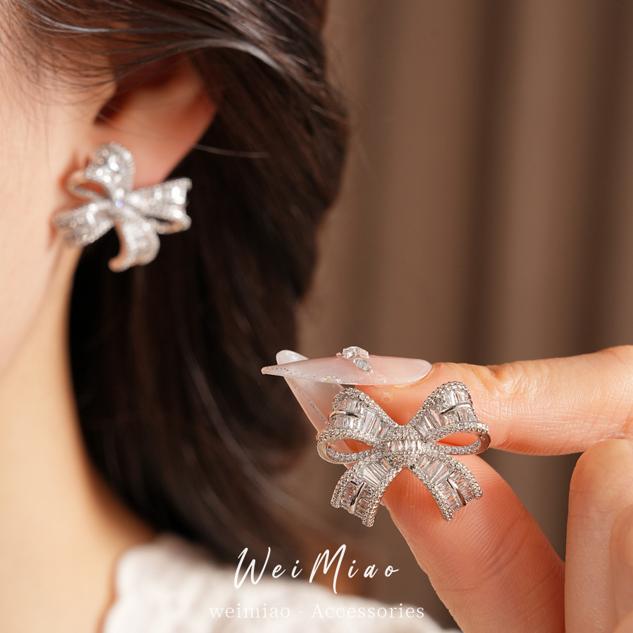 Aguja de plata zircon hueco arco pernos de arco ligero lujo de alta calidad sensación de aretes exquisitos de estilo de viaje al por mayor aretes de moda versátiles