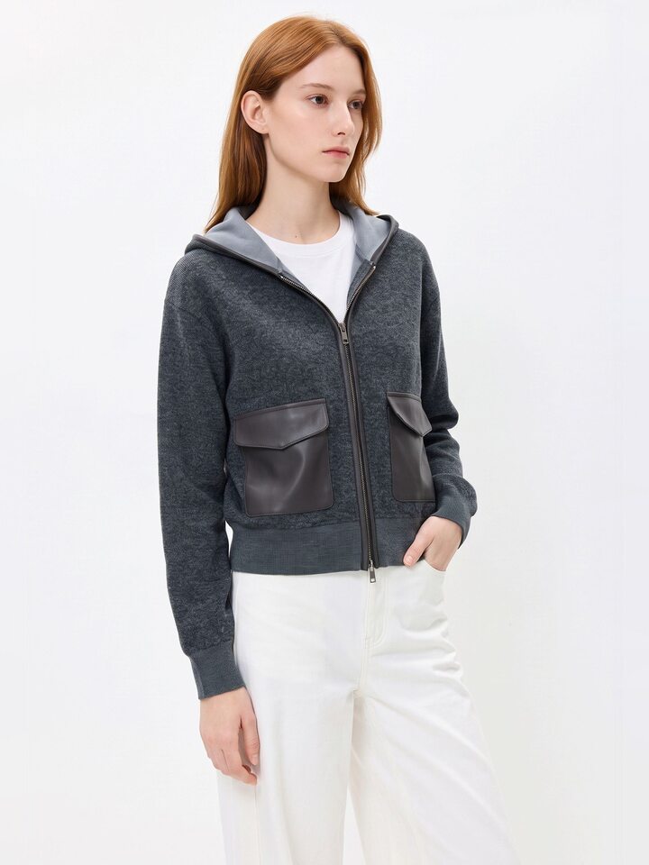 Áo khoác nữ dáng ngắn có mũ kéo khóa phối túi da, chất liệu len cashmere pha, form thường — Khói đá Ash