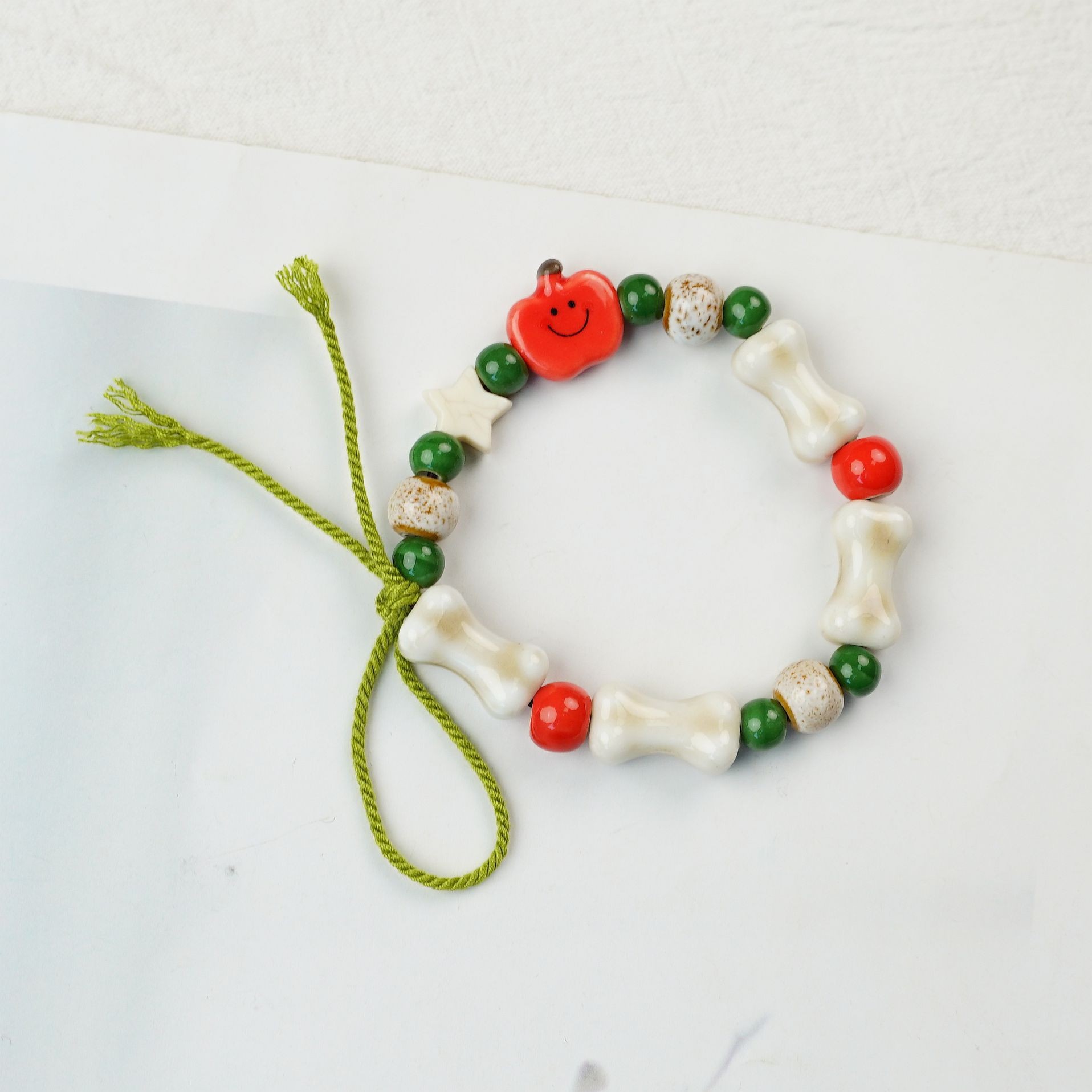 1653-01 red apple