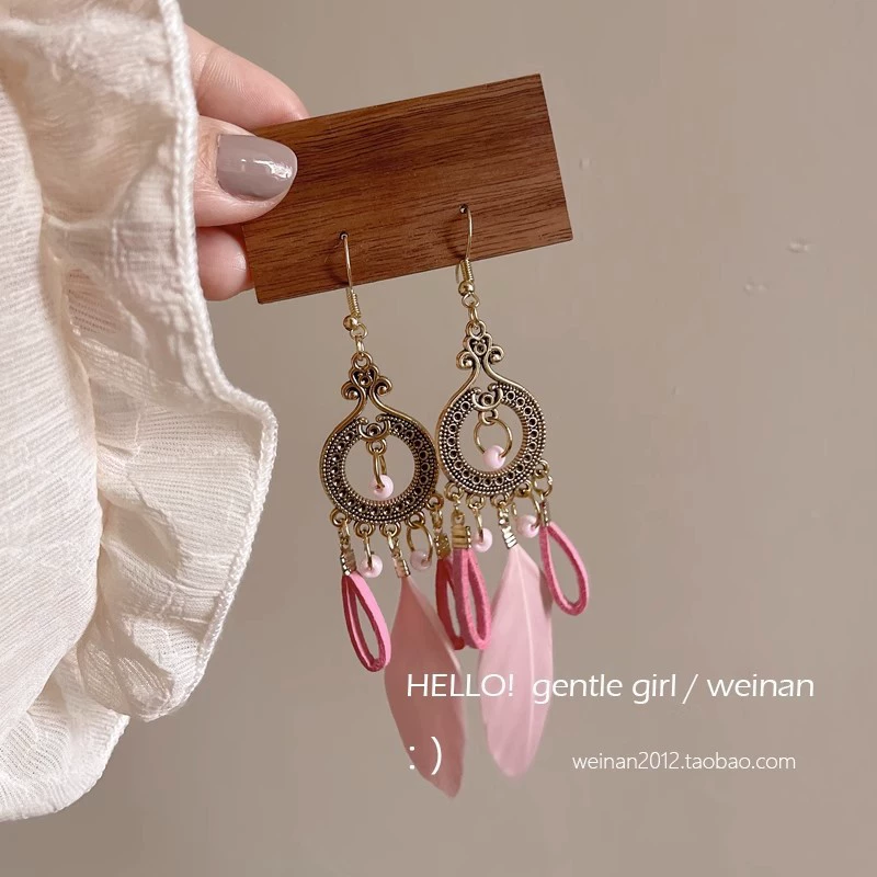 Этнические ретро серьги, многоцветные перья и ракушечные акценты, boho сезонный тренд