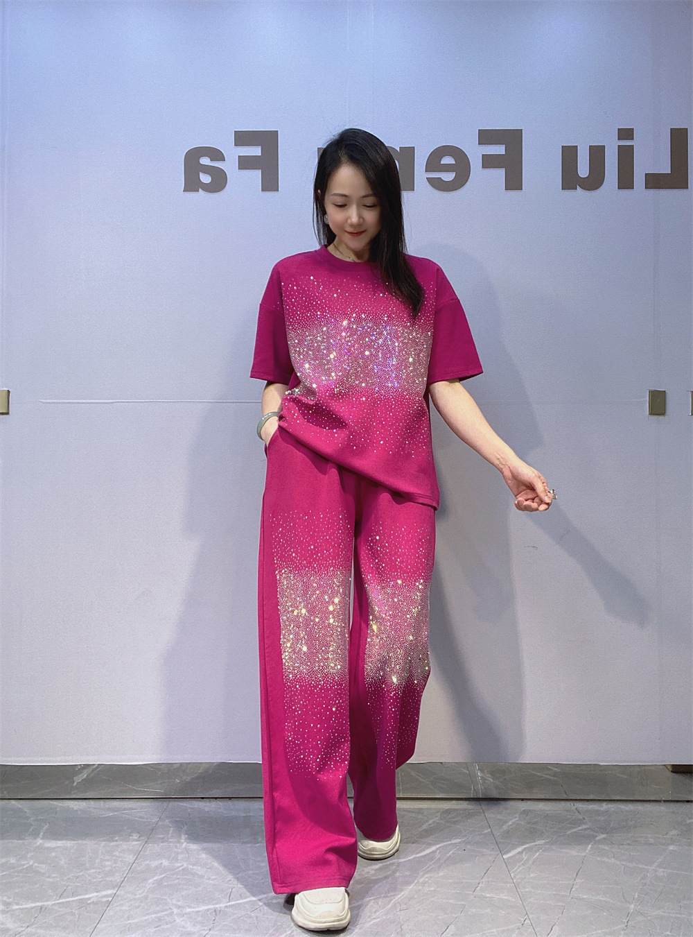 Dos juegos de diamantes calientes de la industria pesada de moda femenina en Europa y los Estados unidos, camiseta de manga corta de cuello redondo de verano femenino, traje de pantalones largos de tubo recto