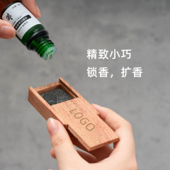 室内のエッセンシャルオイルのアロマが香りを広げて香りを嗅ぎます。