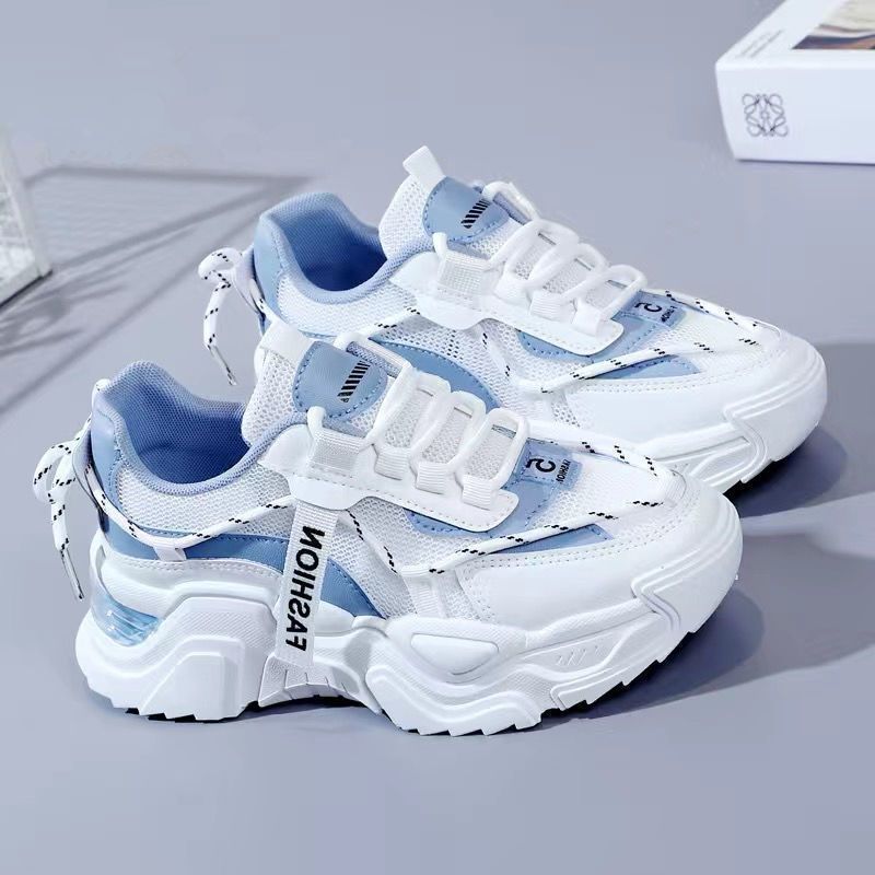 Zapatillas deportivas blancas versátiles para estudiantes, primavera-verano 2026, con suela gruesa de malla, ligeras y de suela blanda para mujer.