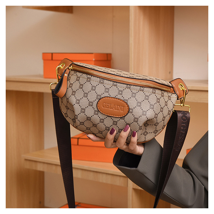 Advanced feeling for women 2022 new fashion large capacity casual crossbody versatile printed women's chest bag_voghion.com