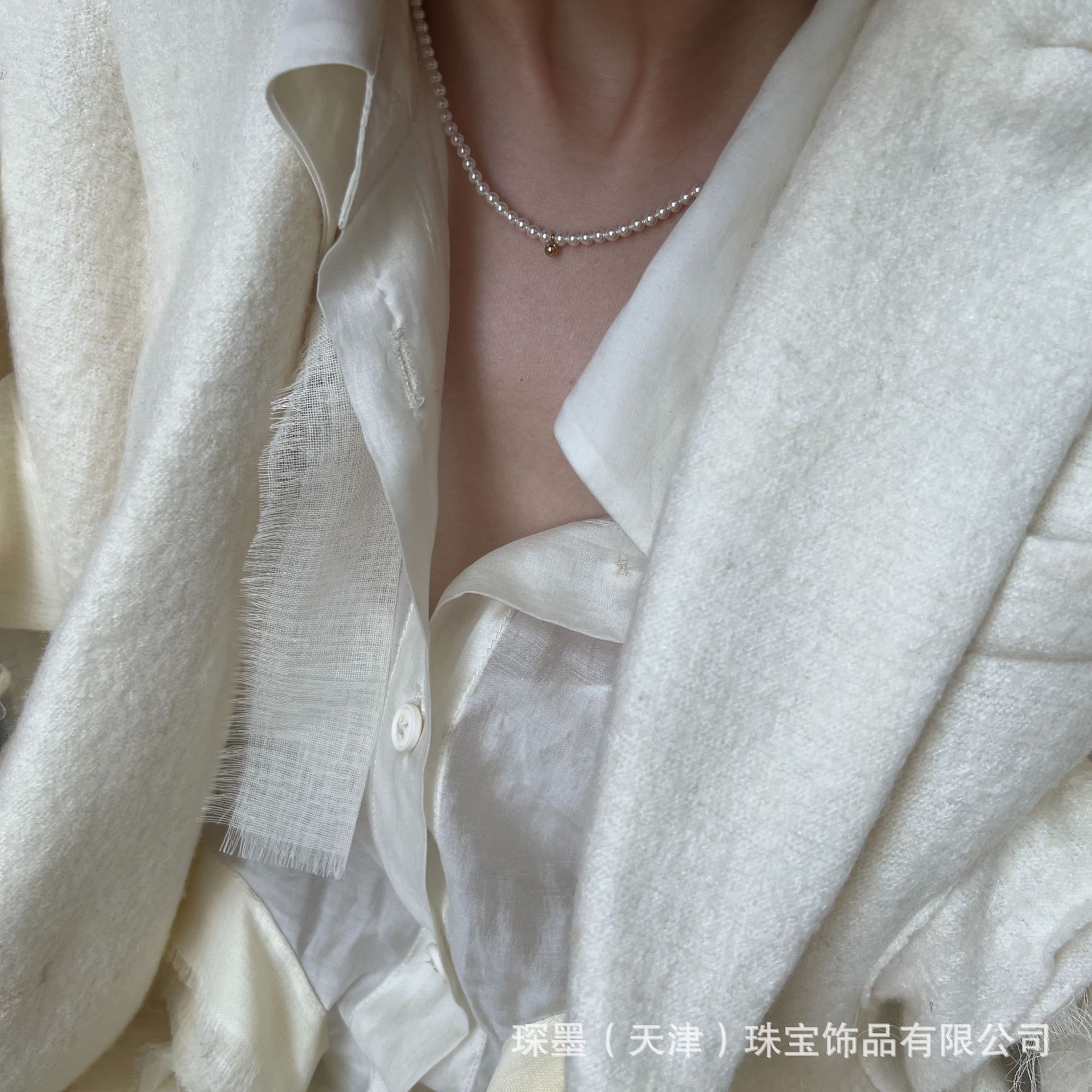 Small elegant retro universal necklace from pearl