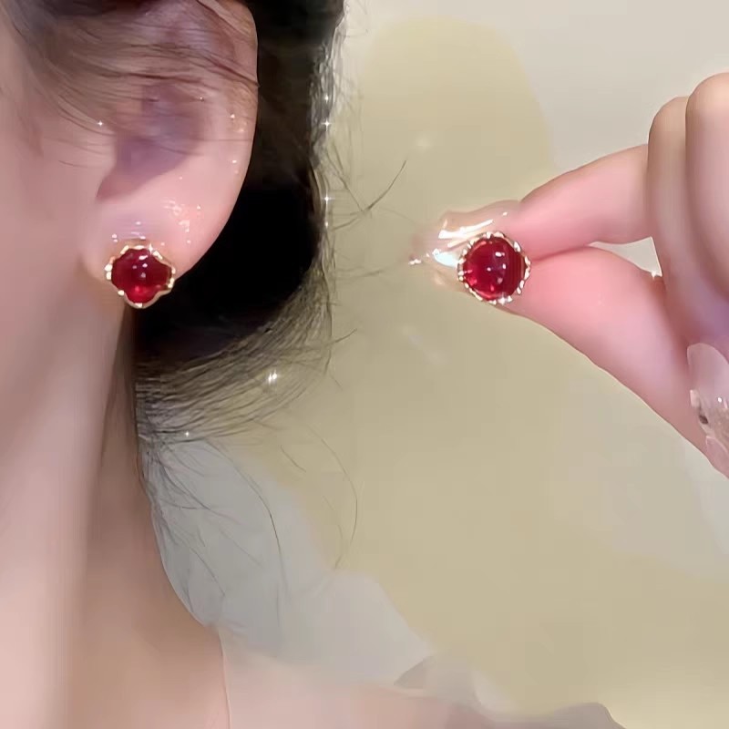 红色圆珠耳夹