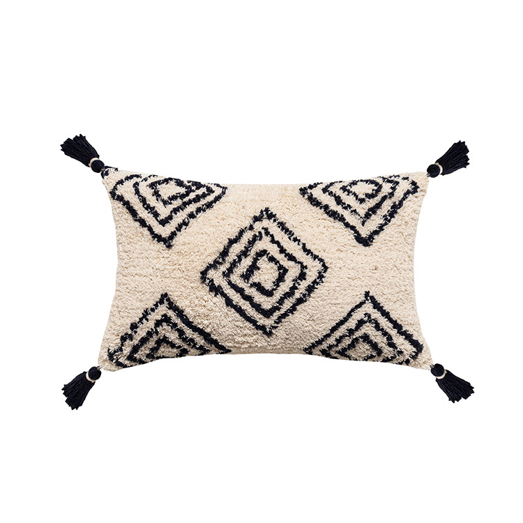 Ģeometriski izšūts spilvendrāna ar pušķīšiem un Ziemeļvalstu dimanta rakstu, spilvendrāna jostasvietai_voghion.com