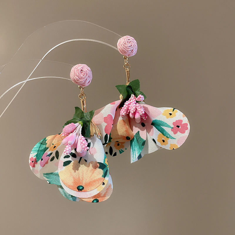 Pendientes de borla de flores de tela de rafio Pendientes de temperamento de estilo de vacaciones junto al mar Pendientes de lujo ligero de nicho para mujer