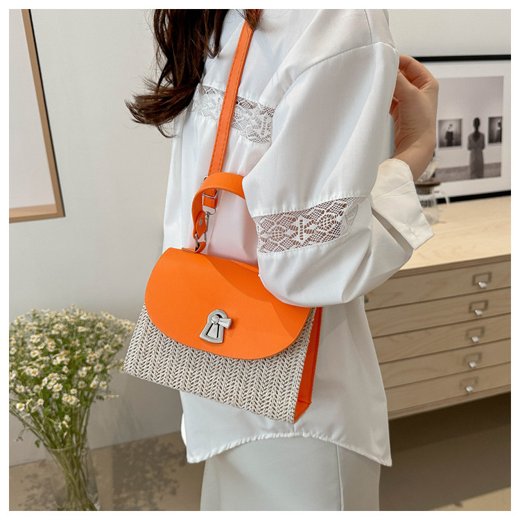 Color-Blocking-Hand-gehaltenes kleines Quadrat für Frauen 2024 neue Sommer koreanische Version modische Lock Gras gewebt lässig_voghion.com