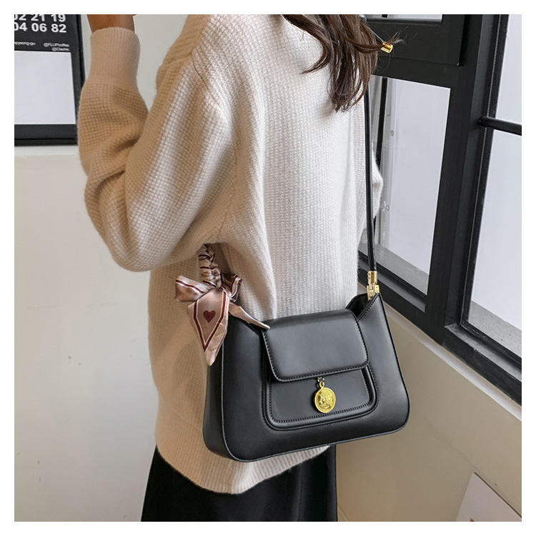 Women's Small Pu Leather Solid Color Elegant Square Magnetic Buckle Underarm Bag display picture 3