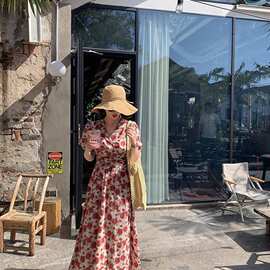 法式复古红色V领碎花连衣裙女夏季新款气质减龄洋气收腰显瘦长裙
