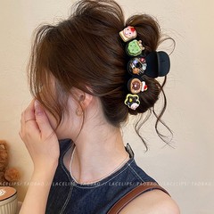 スナックのクッキーの大きいサイズは女性の高級感のドーナツを挟みます。