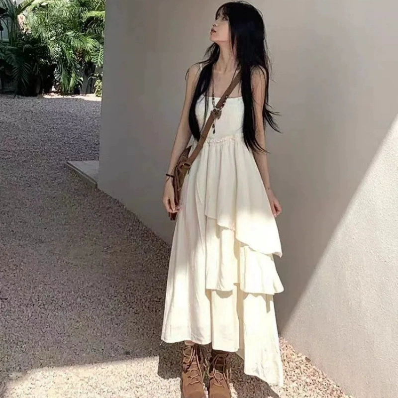 Длинное платье-комбинация для миниатюрных фигур с французским стилем, без бретелек, с завышенной талией, асимметричными рюшами для отдыха на море.