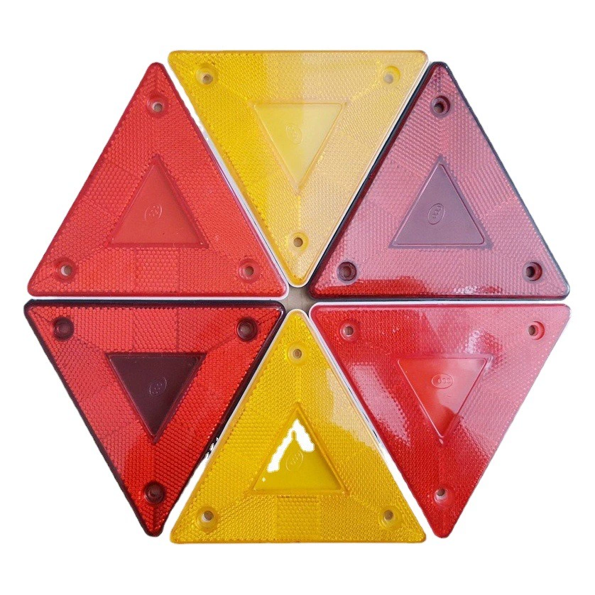 Треугольный знак на задней части грузовика трансграничного автоцистерны