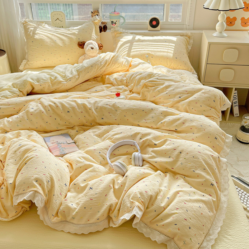 Una cama de hilo de doble capa de estilo crema de cuatro piezas de algodón puro encaje de algodón funda de edredón funda de edredón sábana juego de tres piezas