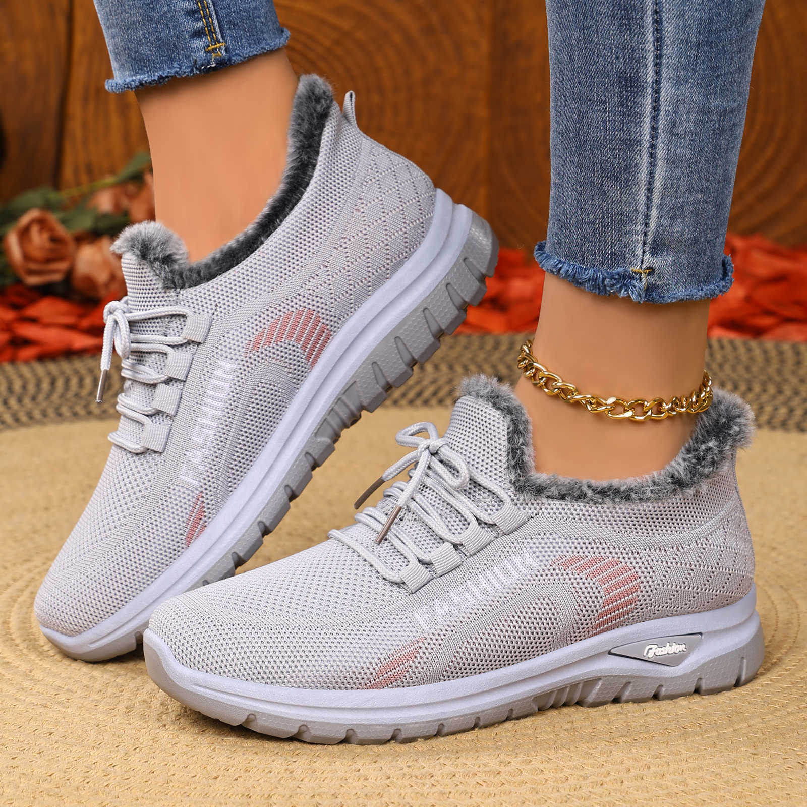 Zapatos de mujer de invierno transfronterizos de lana y calentamiento de algodón grueso botas de algodón de peluche de mediana edad y botas de madre ligeras y planas