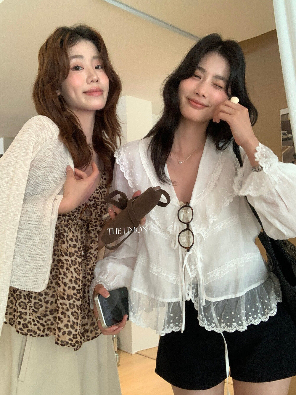Áo sơ mi nữ tay ngắn cổ sen bèo, ren viền, chất liệu ramie mềm mại — màu trắng chi tiết 15
