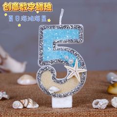 ネット赤の形のデジタルのろうそくの砂浜の海星の誕生日のケーキはパーティーのろうそくの雰囲気を飾ります。