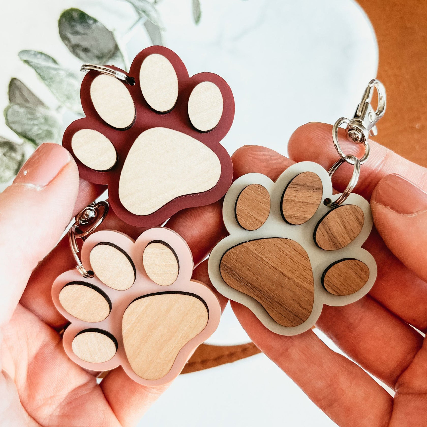 Nuevos productos transfronterizos Llaveros con huellas de madera Colgante de madera Accesorios de llavero creativos Características pequeños regalos personalizados