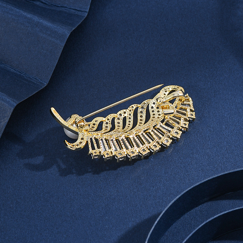 Otoño y invierno nuevo broche de plumas de perlas, broche de flores de alta calidad para mujeres, regalo de Navidad de alta calidad para novias y amigos.