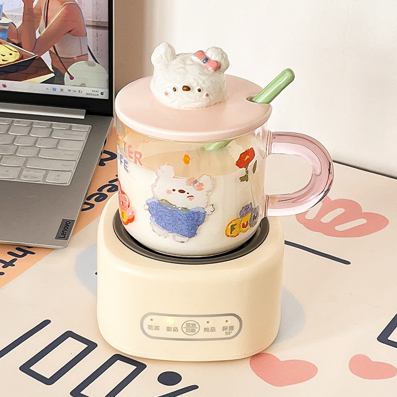 かわいいカップを飲む女性は高温に耐えます。|undefined