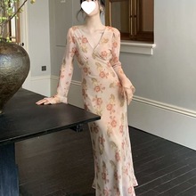 法式气质温柔仙美领喇叭袖碎花朵连衣裙女秋季新款印花显瘦长裙