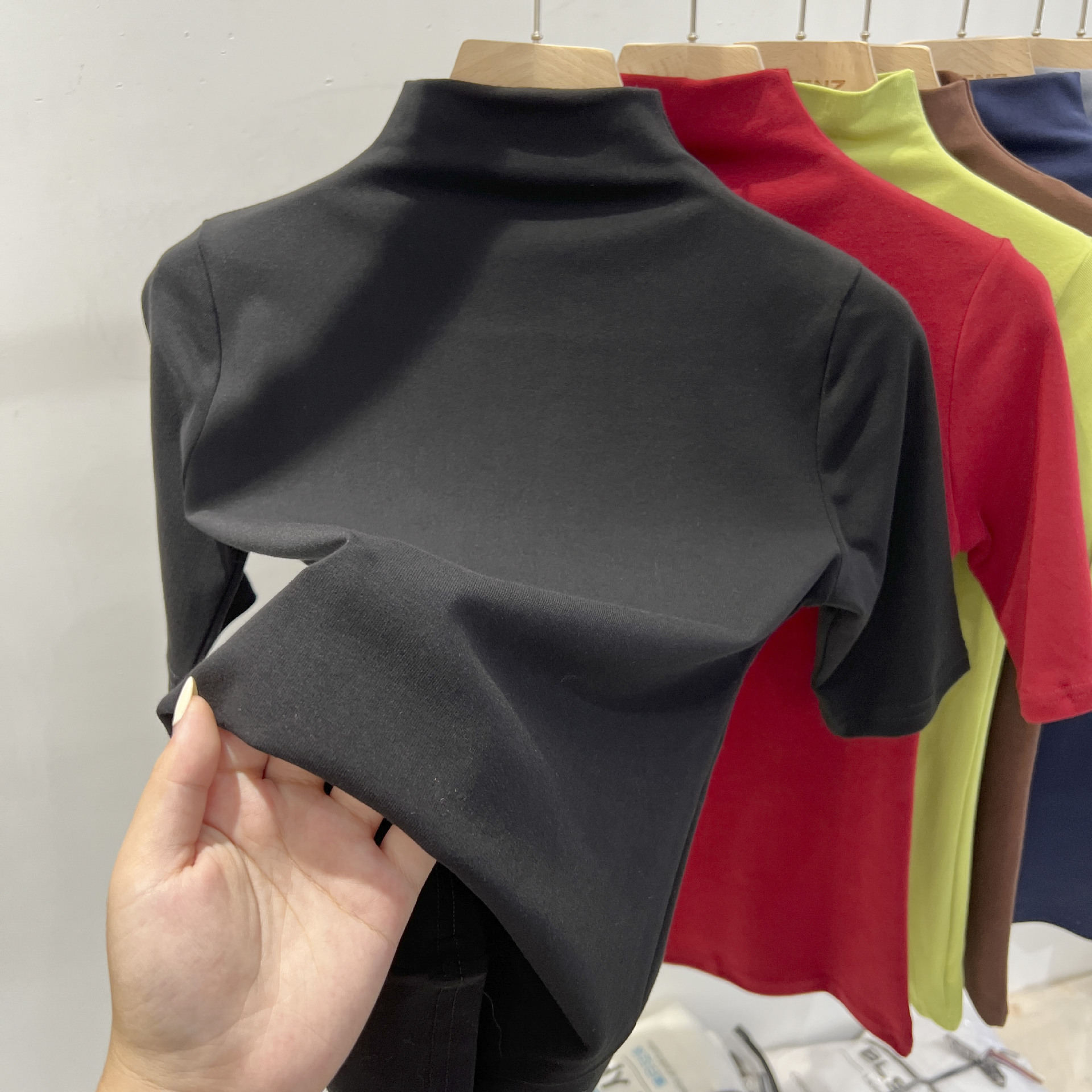 Camiseta legging de cuello medio alto para mujeres 2025 primavera nueva moda exterior delgada camiseta interior se puede usar camisa de manga corta