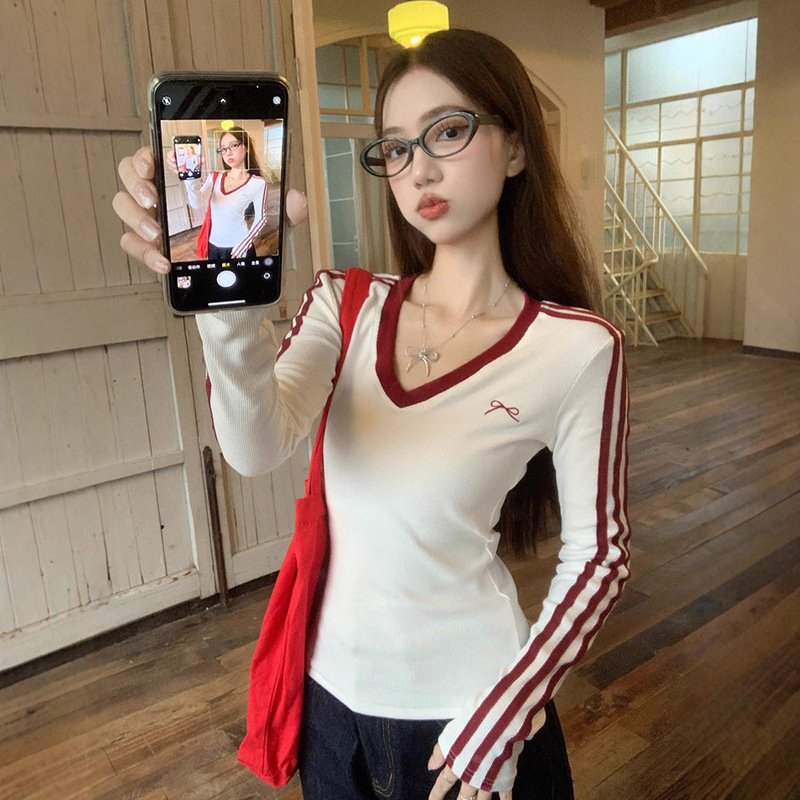 Design Bow Embroidered Long-sleeved V-neck White T-shirt Women's Autumn Chic Contrast Color Slim-fit Slim-fit Pullover Top Design Bow Embroidered Long-sleeved V-neck White T-shirt Women's Autumn Chic Contrast Color Slim-fit Slim-fit Pullover Top