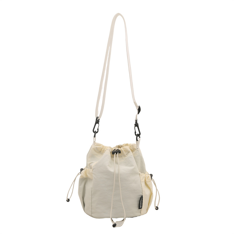 2025 verano nuevo nicho japonés y coreano tirar de la correa de tela de un hombro mochila de mujer ligera perezosa bolsa de cubo de feng shui