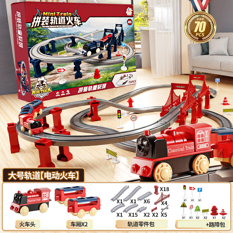 国境を越えた電気高速鉄道の電車は軌道を持っている男の女の子が模型を組んで車のおもちゃの誕生日プレゼントをシミュレートした