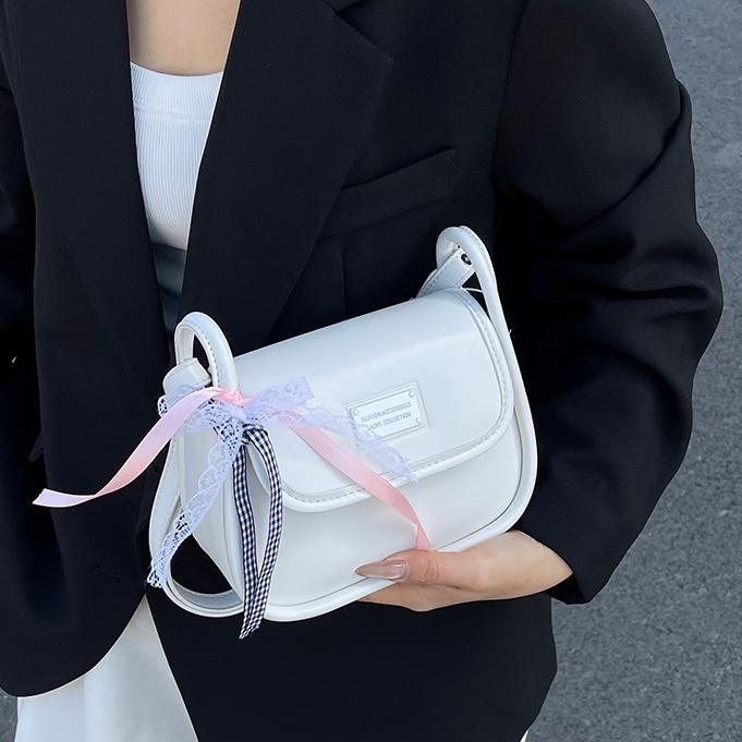 Bolsos de cercanías de nicho de ocio para mujer 2025 nueva primavera y verano bolso de hombro de diseño simple moda bolso de mensajero de todo fósforo