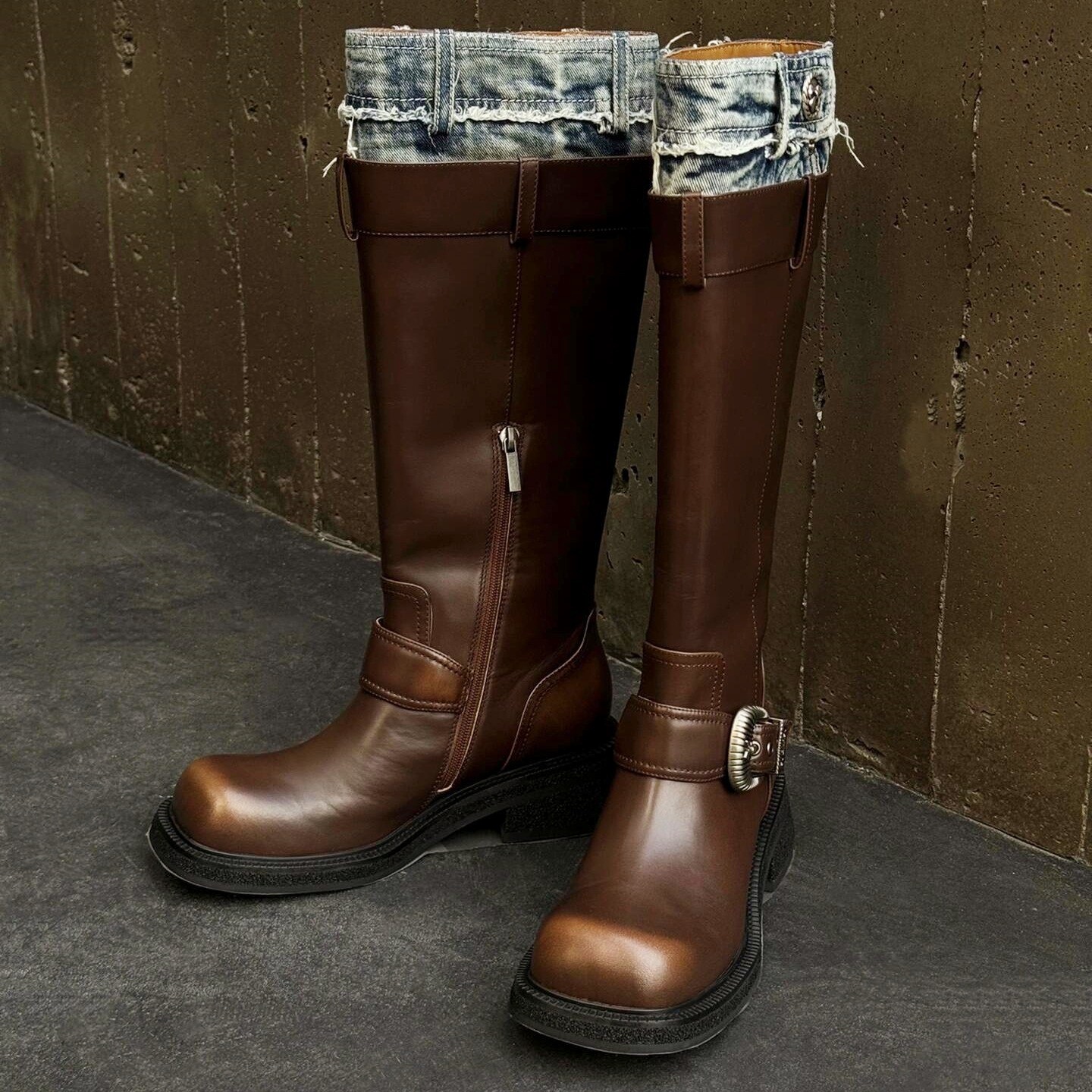 Stile da ciclista, progettato specificamente per le donne, realizzato in tessuto denim, con fibbie in metallo e vera pelle in stile western._voghion.com