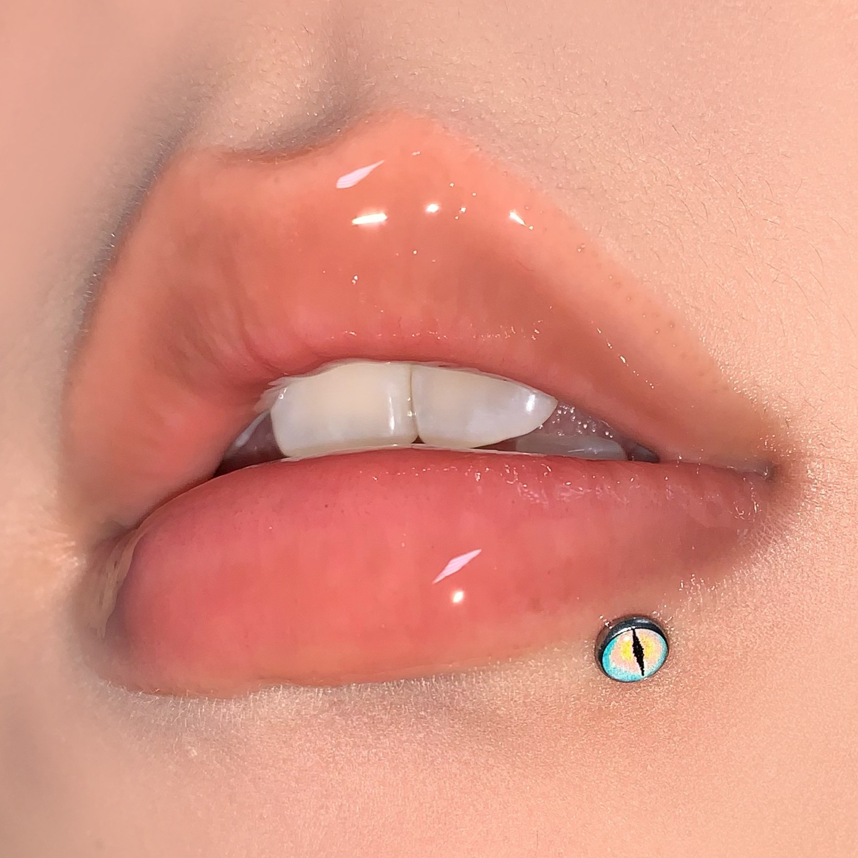 16G labret stud size and finish detail