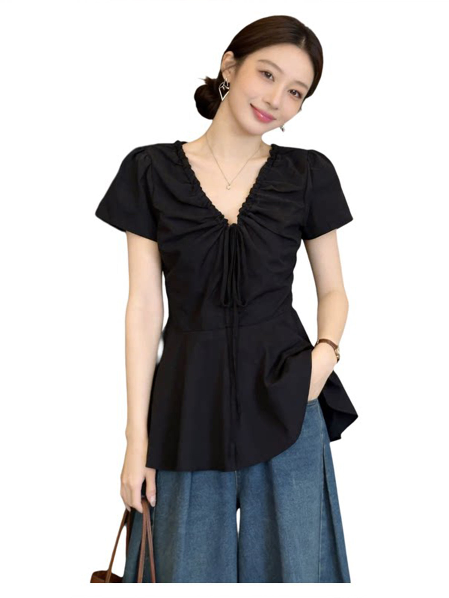Áo thun nữ cổ V tay ngắn thiết kế dây rút eo — màu đen