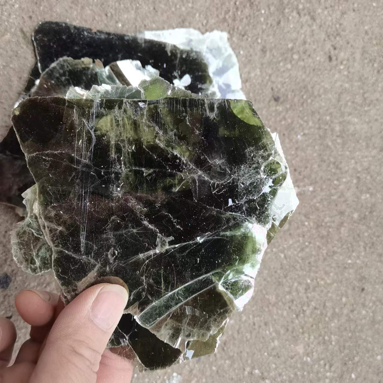 供应大片云母原矿 10-20目合成云母粉 绝缘垫片 美甲装饰云母片