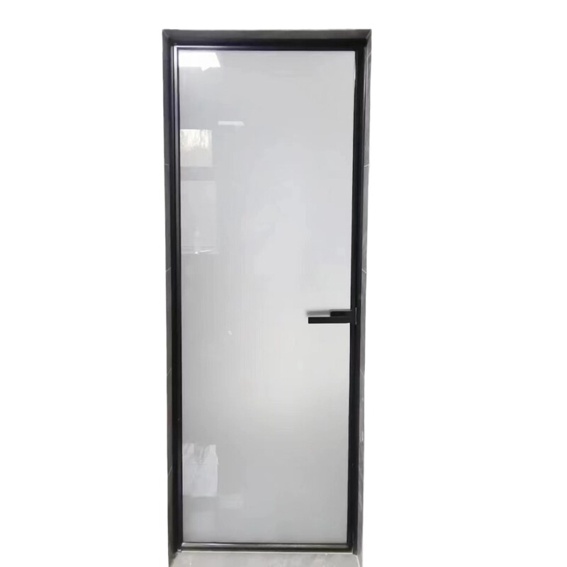 非常に狭いトイレのドアを開けてトイレのドアを開けます。|undefined