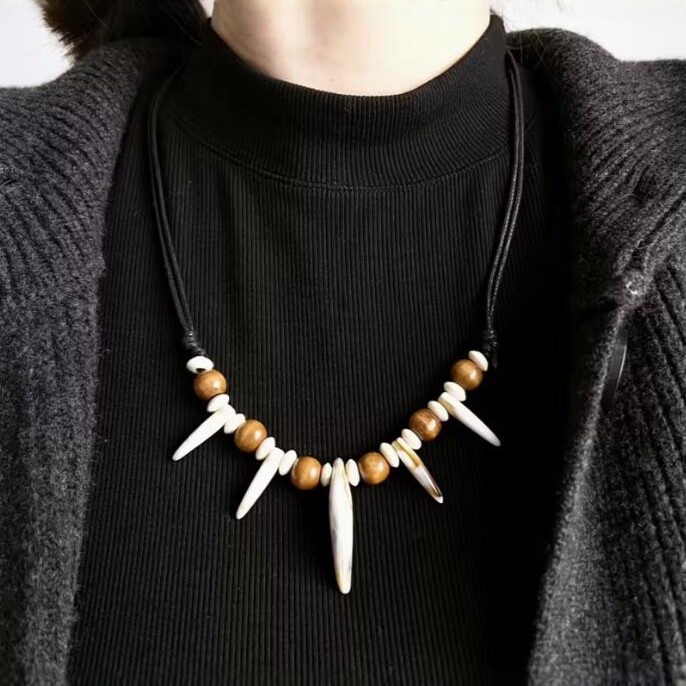 Ethnic Style Wooden Bead Real Dog Tooth Necklace for Men and Women, Retro Personality Wolf Tooth Pendant, Dog Tooth Charm, Xizang-Style Accessory