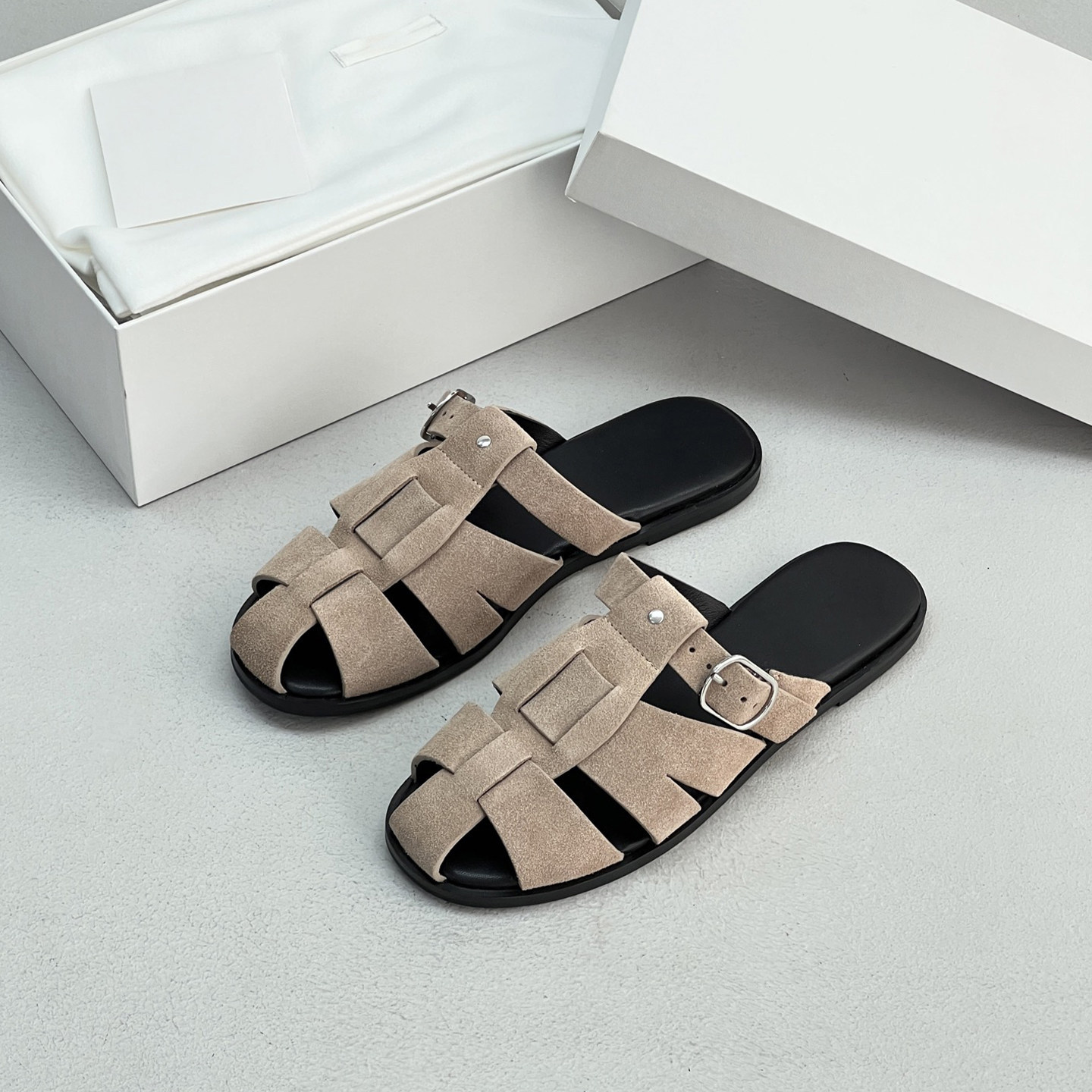 ¡Minimalismo retro! Francia T & R trenzado zapatillas de verano nuevo hueco con hebilla plana zapatillas romanas